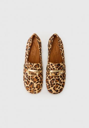 Туфли с высоким носом