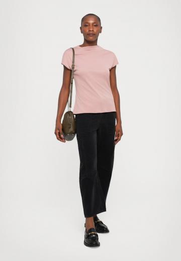 Брюки с накладными карманами