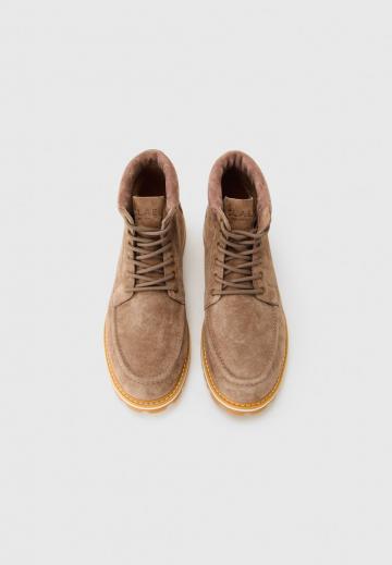 Ботинки на шнуровке