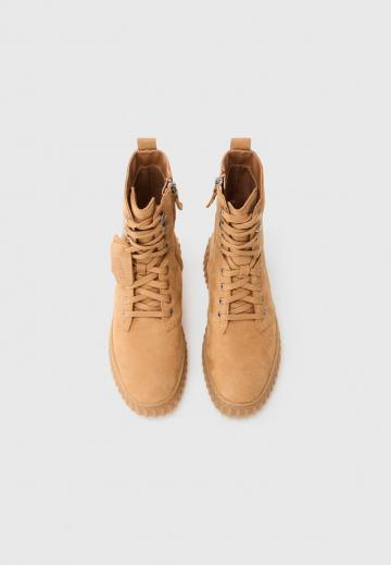 Ботинки на шнуровке