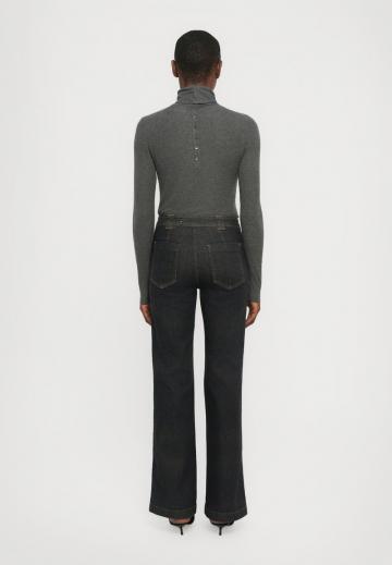 Клешеные джинсы