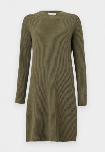 Вязаное платье