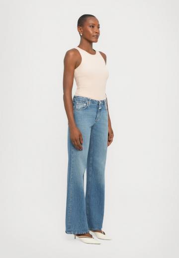 Клешеные джинсы