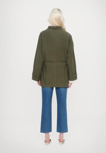 Куртка с накладнымит карманами