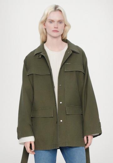 Куртка с накладнымит карманами