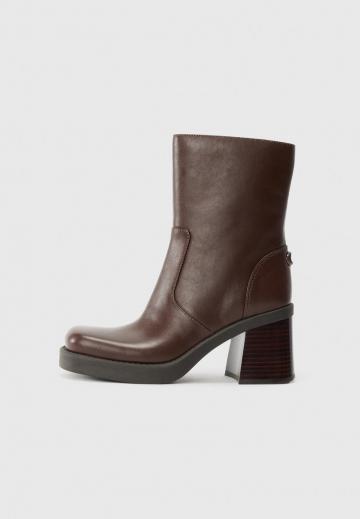 Высокие сапоги