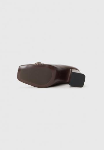 Высокие сапоги