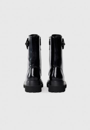 Ботинки на шнуровке