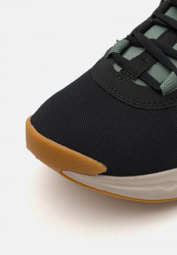 Походные кроссовки