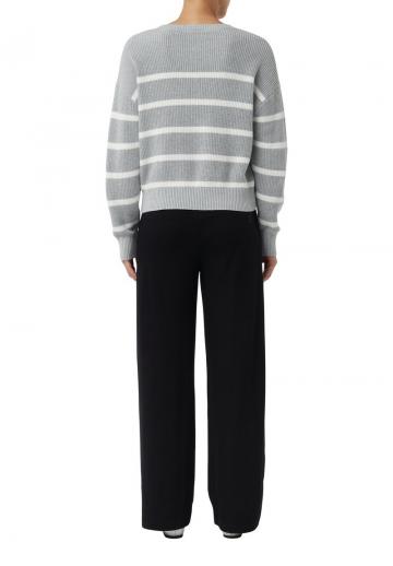 Пуловер в полоску