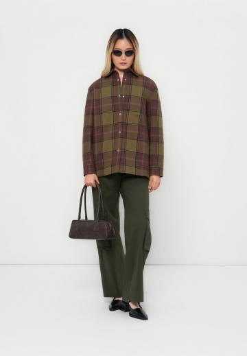 Брюки с накладными карманами