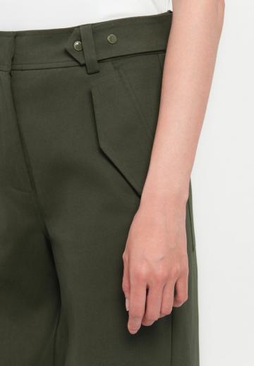 Брюки с накладными карманами