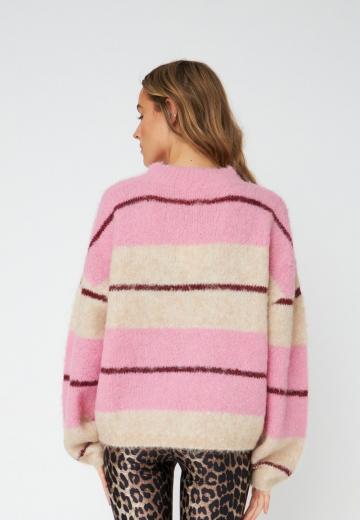 Пуловер в полоску