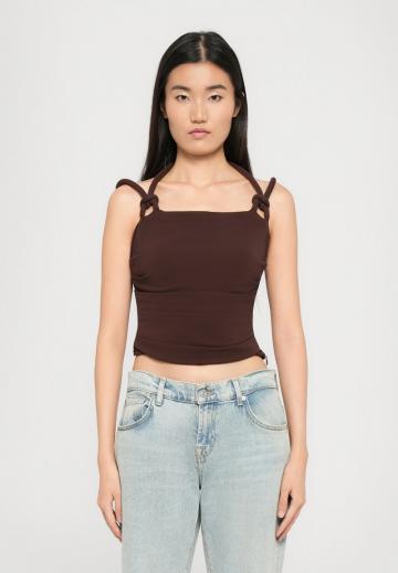 Топ на бретельках