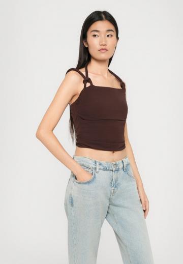 Топ на бретельках