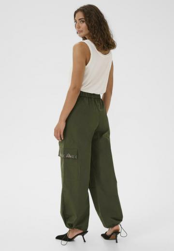 Брюки с накладными карманами