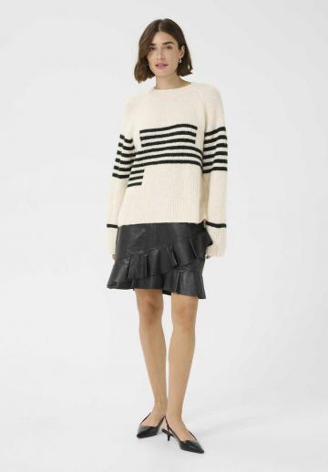 Пуловер в полоску