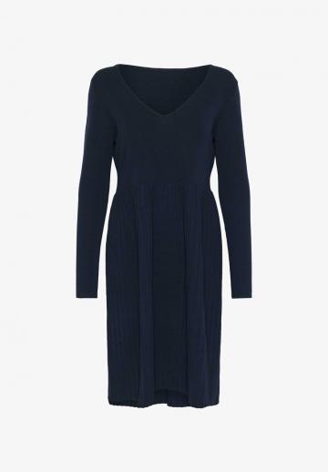 Вязаное платье