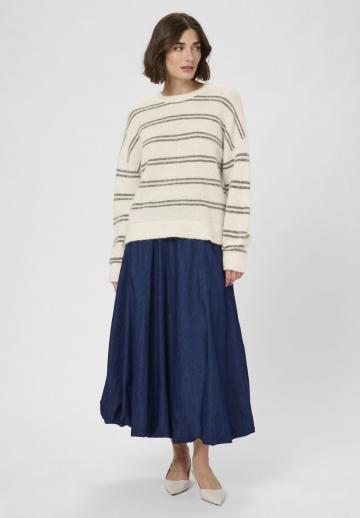 Пуловер в полоску