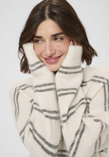 Пуловер в полоску