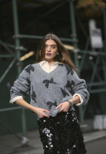 Пуловер с вырезом V