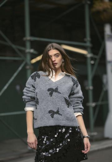 Пуловер с вырезом V