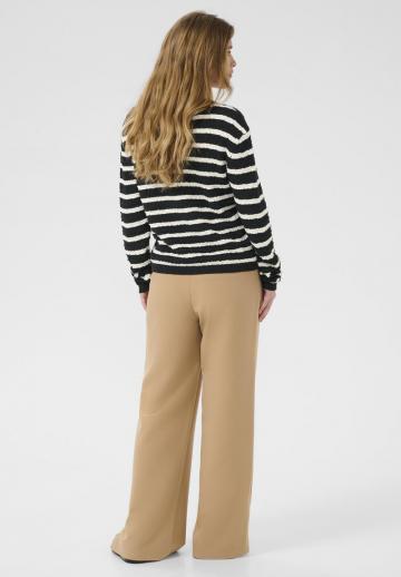 Пуловер в полоску