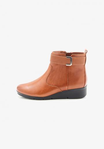 Сапожки на танкетке