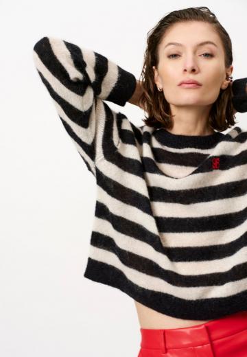 Пуловер в полоску