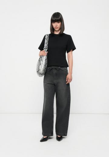 Прямые джинсы