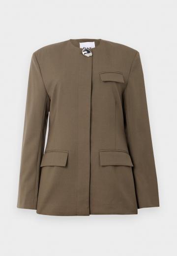 Блейзер с накладными карманами