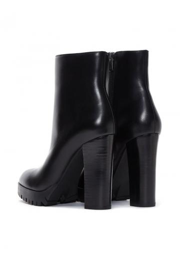 Полусапожки на высоком каблуке