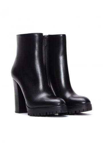 Полусапожки на высоком каблуке