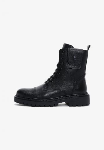 Ботинки на шнуровке