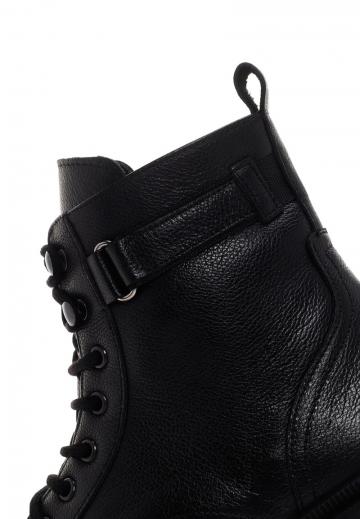 Ботинки на шнуровке