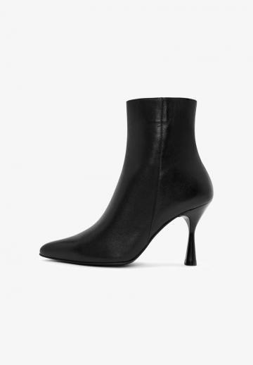 Высокие сапоги