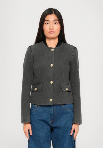 Блейзер с накладными карманами