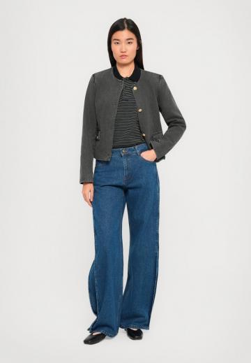 Блейзер с накладными карманами