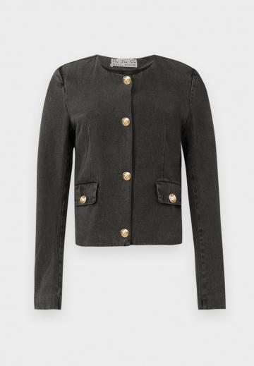 Блейзер с накладными карманами