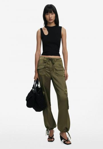 Брюки с накладными карманами