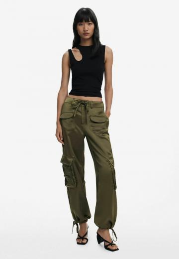 Брюки с накладными карманами