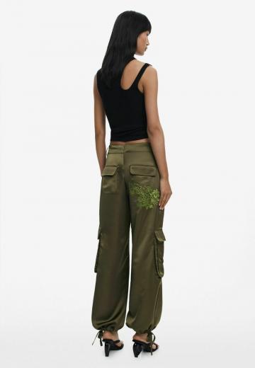 Брюки с накладными карманами