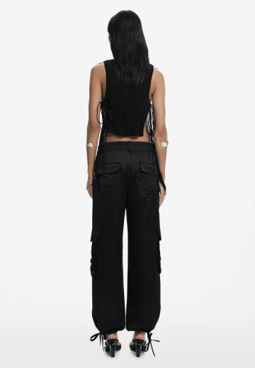 Брюки с накладными карманами