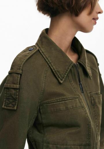 Куртка с накладнымит карманами