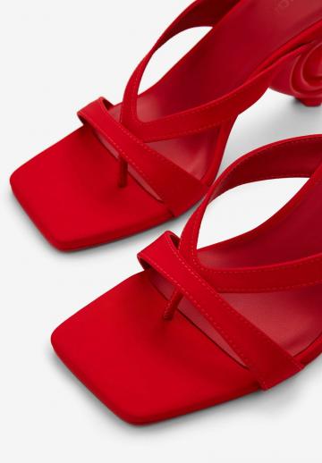 Босоножки на каблуке