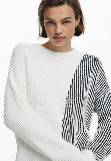 Пуловер в полоску