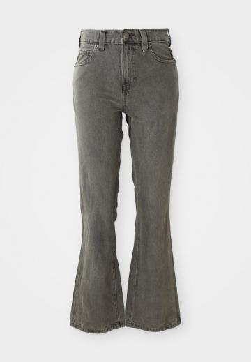 Клешеные брюки