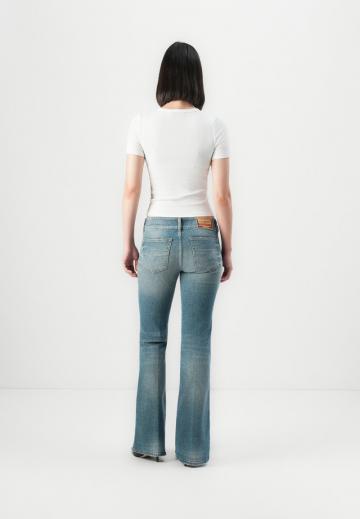 Клешеные джинсы