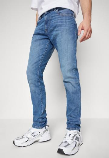 Узкие джинсы