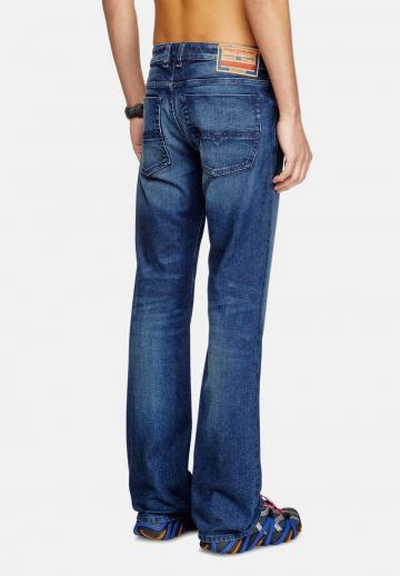 Клешеные джинсы